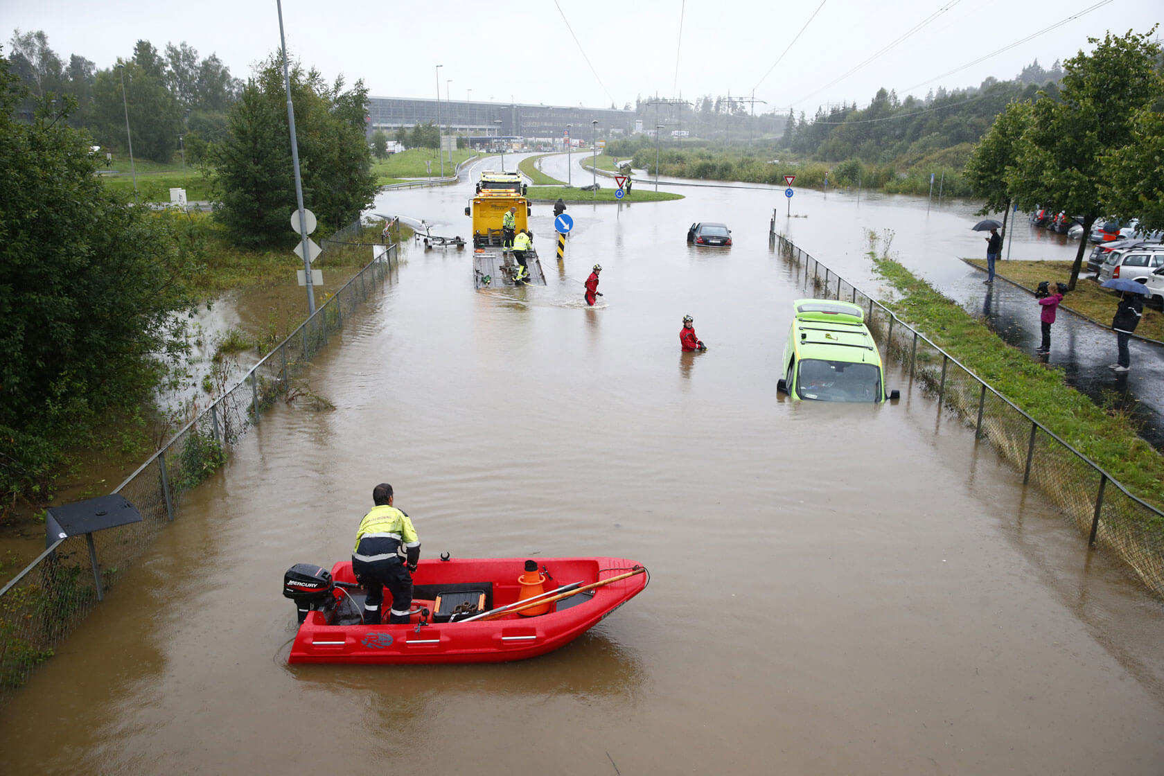 En rekke biler havnet under vann på parkeringsplassen til Lørenskog stasjon i 2015. Et kraftig regnfall ga store mengder overvann mange steder. Foto: Håkon Mosvold Larsen / NTB