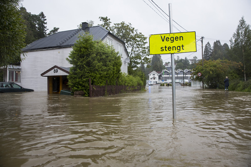 Flere hus i Røyken sentrum ble evakuert etter at elven gikk langt over sine bredder i 2015. Foto: Tore Meek / NTB